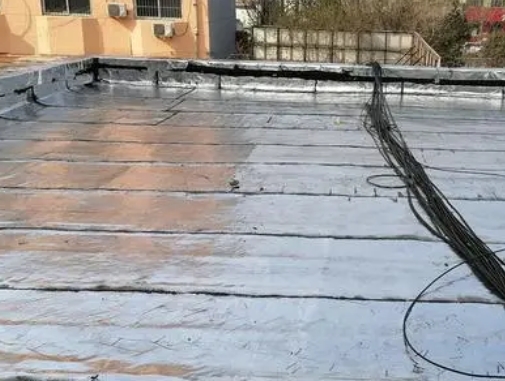文昌卫生间漏水维修公司分享下文昌屋面楼顶防水刚性防水层施工要点。